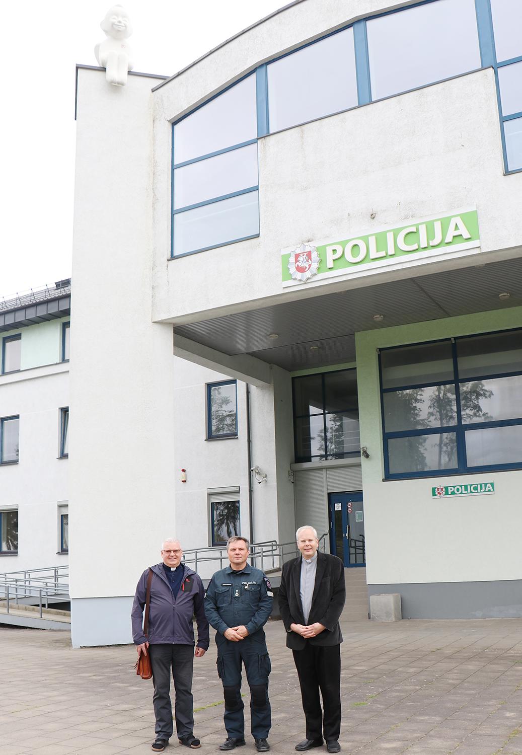 Pareigūnai bendravo su kapelionu / Kapelionas lankėsi Ukmergės rajono policijos komisariate.