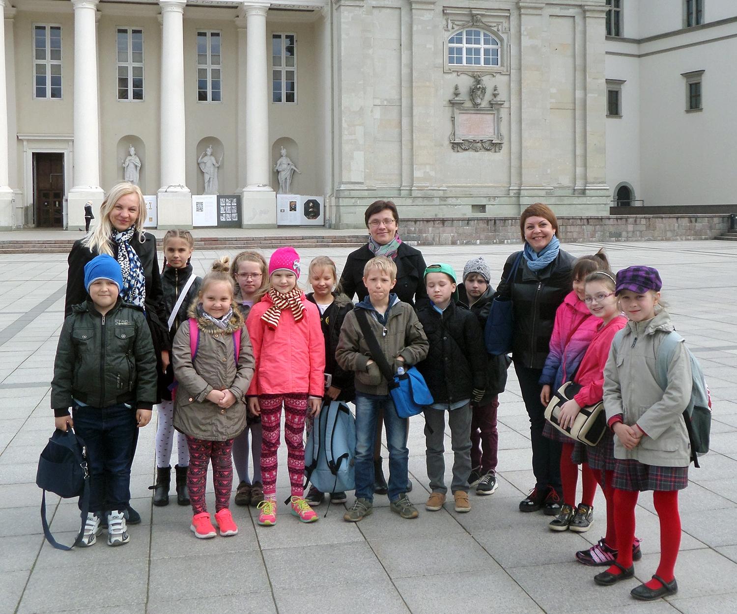 Pasakos sudėtos į knygą / Užupio ir Dukstynos pagrindinių mokyklų mokiniai su savo mokytojomis prie Valdovų rūmų Vilniuje.