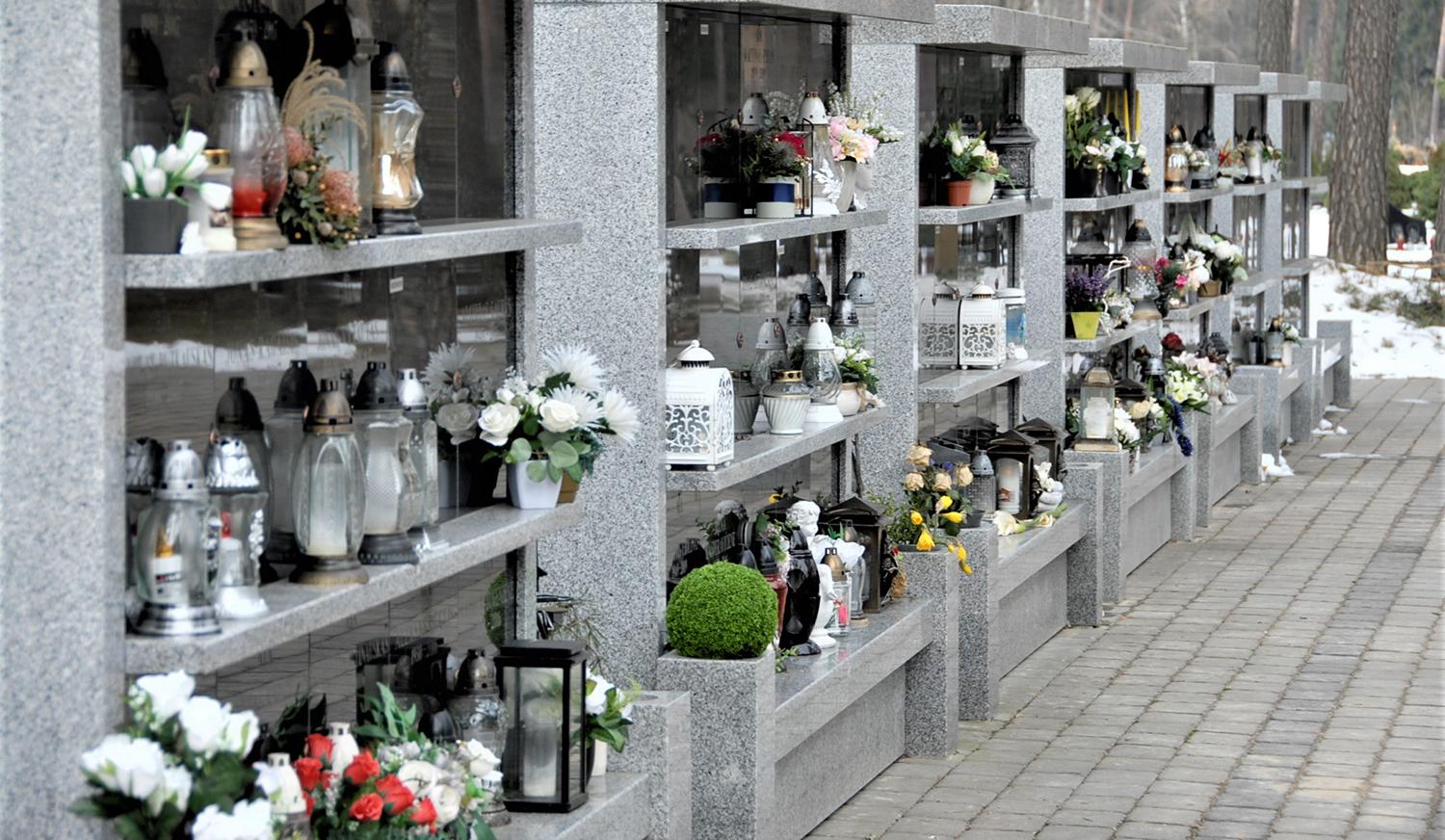 Pašilės kapinėse projektuojami kolumbariumai / Dukstynos kapinėse esančiuose kolumbariumuose nuolat dega žvakelės.  Gedimino Nemunaičio nuotr.