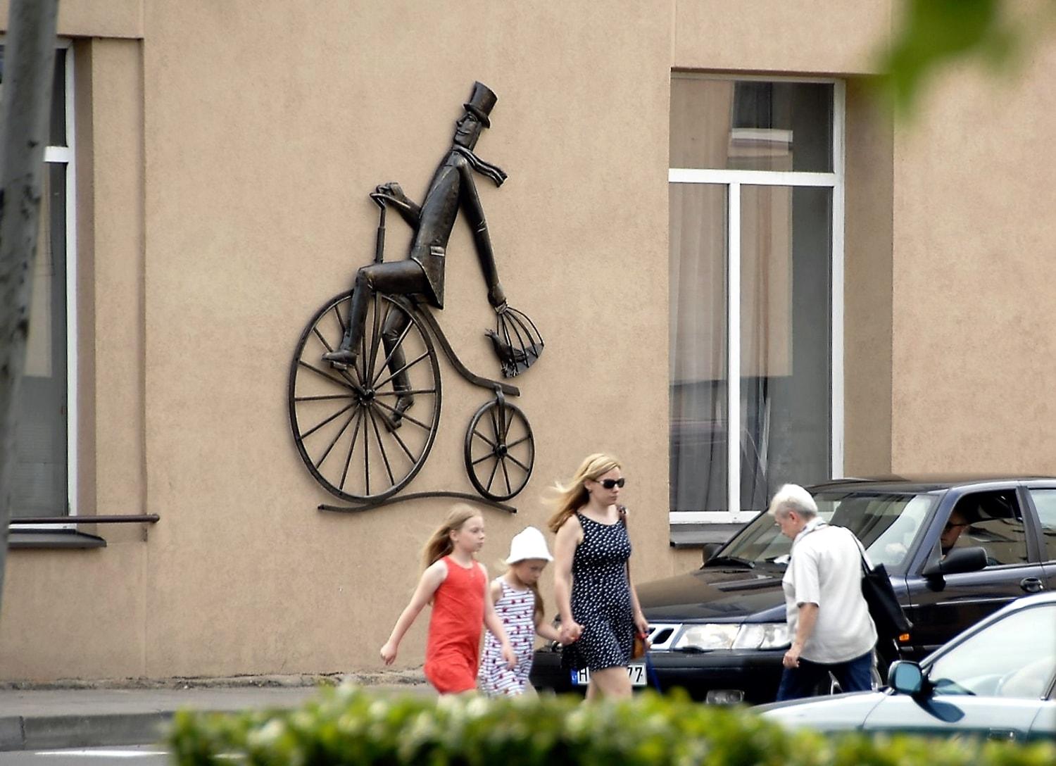 Pasipuošė dar vienas pastatas / Naujoji dviratininko skulptūra. Gedimino Nemunaičio nuotr.