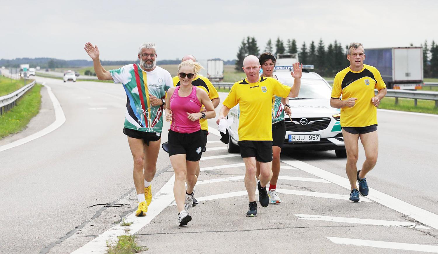 Pasitiko tarptautinio bėgimo „Baltijos kelias“ dalyvius / Bėgikai pasitikti prie Ukmergės ribos.  Dainiaus Vyto nuotr.