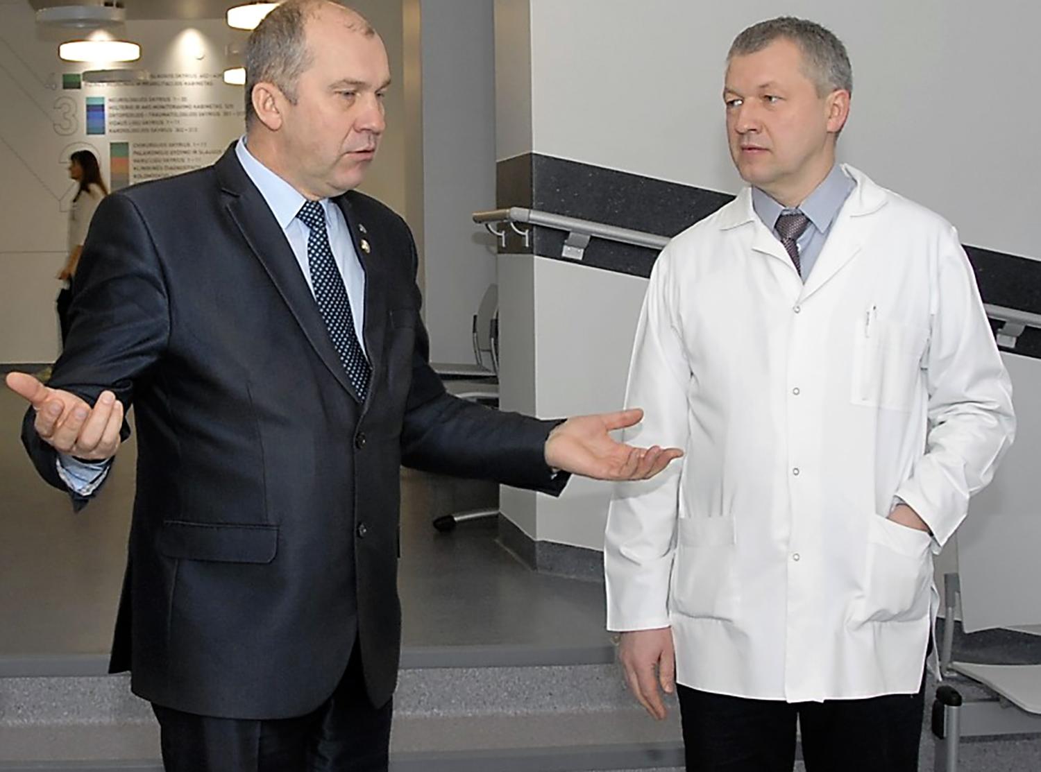 Paskelbė konkursą ligoninės vadovo pareigoms užimti / Rimvydo Civilkos (dešinėje) vadovavimu ligoninei Ukmergės rajono meras R. Janickas patenkintas.