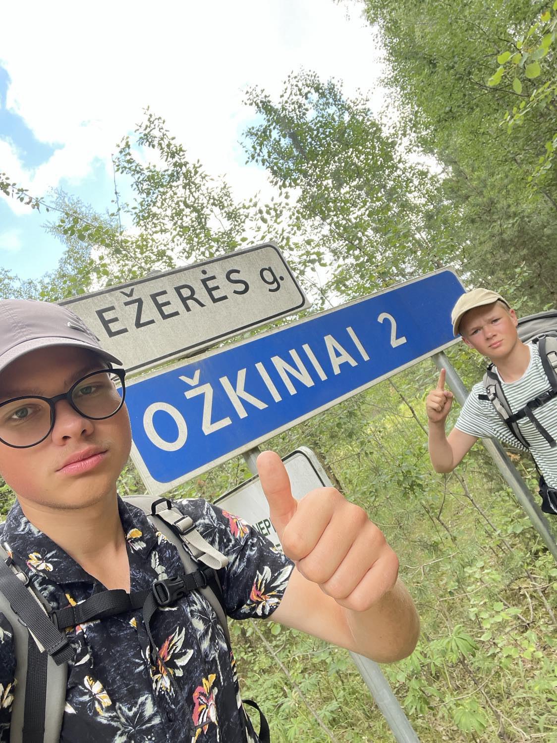 Pėsčiomis po Lietuvą nukeliavo 1 000 kilometrų / Timo ir Vėjo asmeninio archyvo nuotr. Prie Ožkinių gyvenvietės.