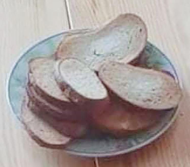 Piktinasi dėl valgykloje tiekiamo maisto kokybės / Ukmergiškių pasipiktinimą sukėlė šios feisbuke išplatintos mokyklos valgykloje tiekiamos sriubos ir duonos nuotraukos.