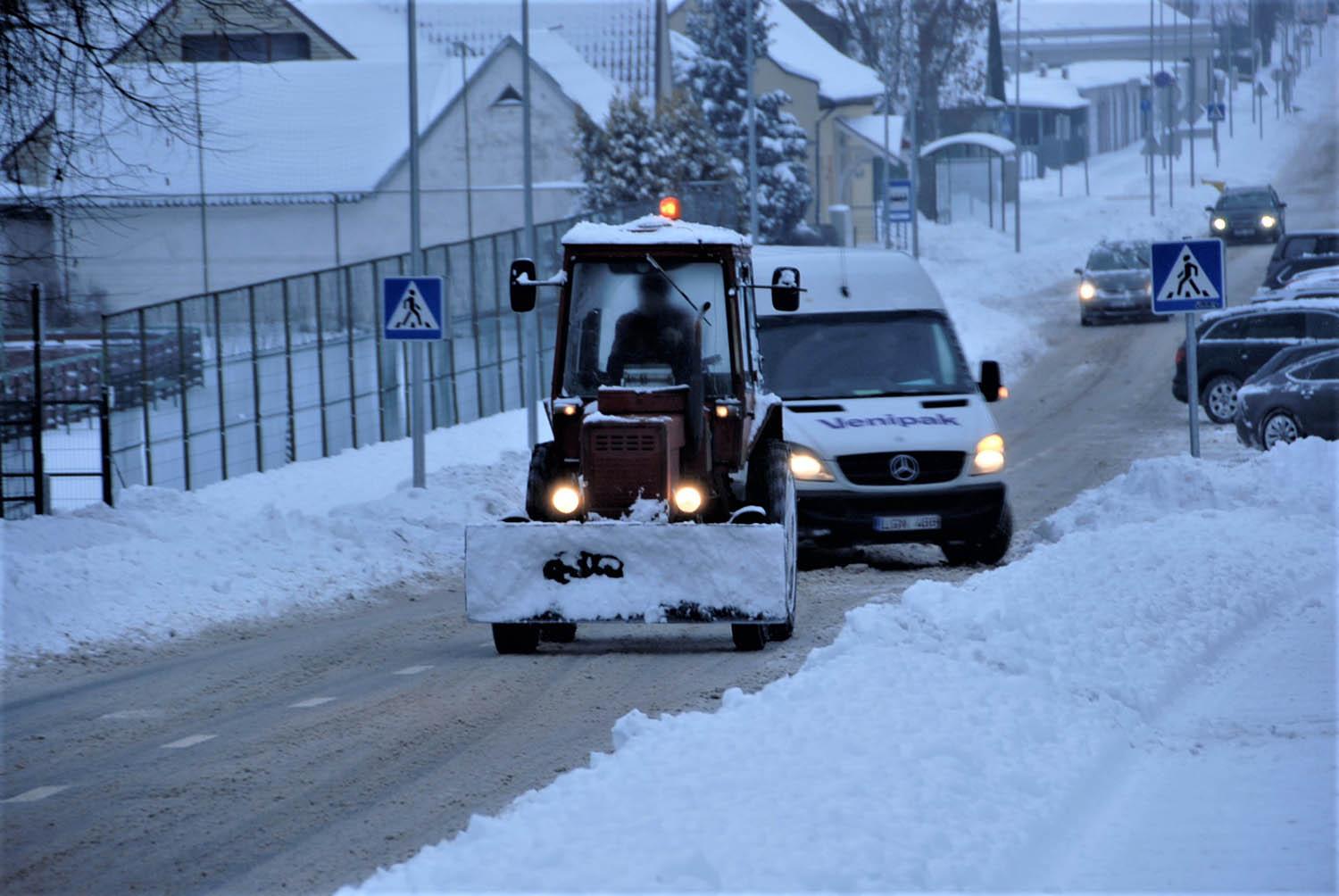 Pirmas rimtas snygis sukėlė rūpesčių / Gedimino Nemunaičio nuotr. Po miestą zuja sniego valymo technika.