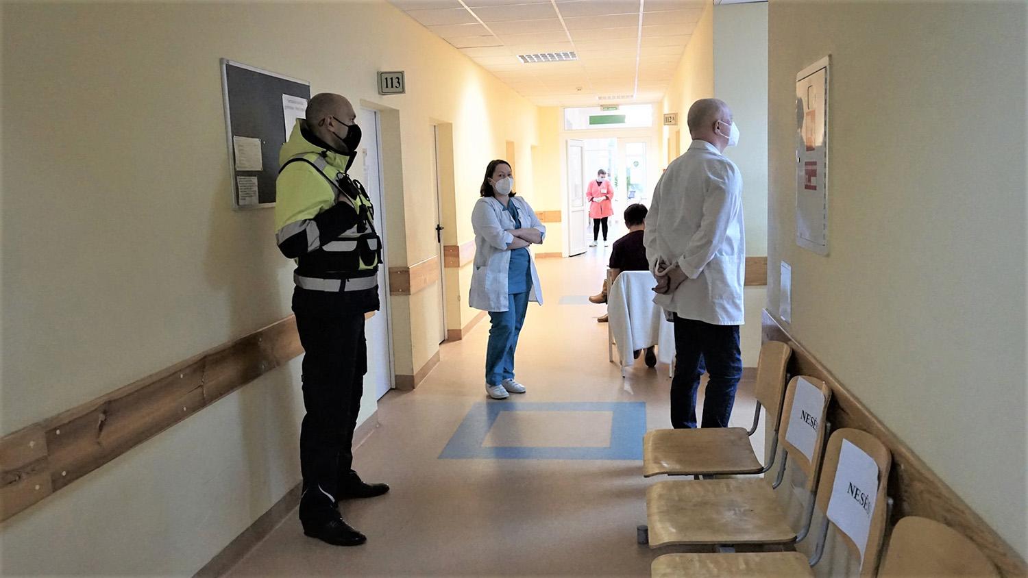 Pirmieji Ukmergėje nuo koronaviruso paskiepyti ligoninės darbuotojai / Eilėje skiepytis.  Autorės nuotr.