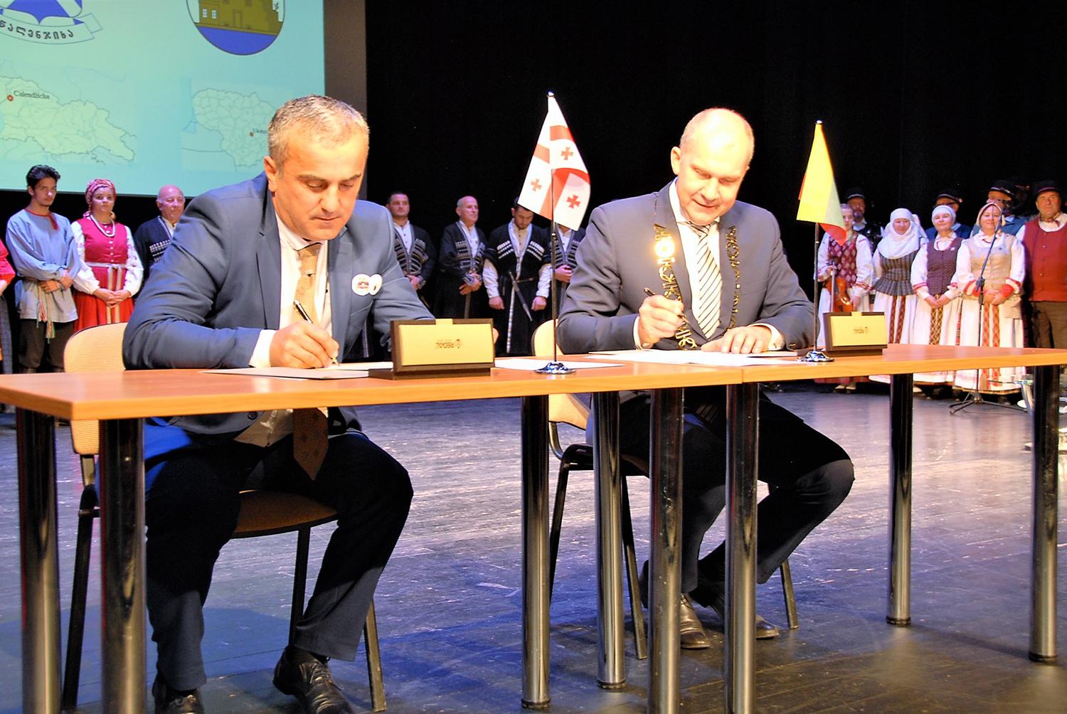 Plėtos ryšius su savivaldybe iš Sakartvelo / Calendžichos savivaldybės vicemeras S. Sherozia ir rajono meras R. Janickas pasirašė ketinimų bendradarbiauti sutartį. Gedimino Nemunačio nuotr.