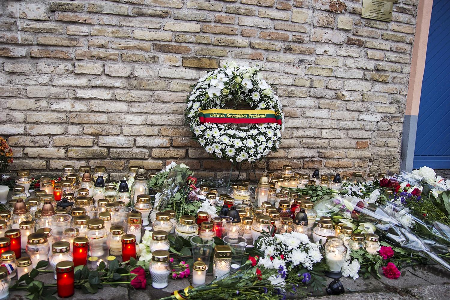 Po išpuolių Paryžiuje vertinamos grėsmės Lietuvoje / URM nuotr. Prie Prancūzijos ambasados padėtas Prezidentės Dalios Grybauskaitės vainikas.