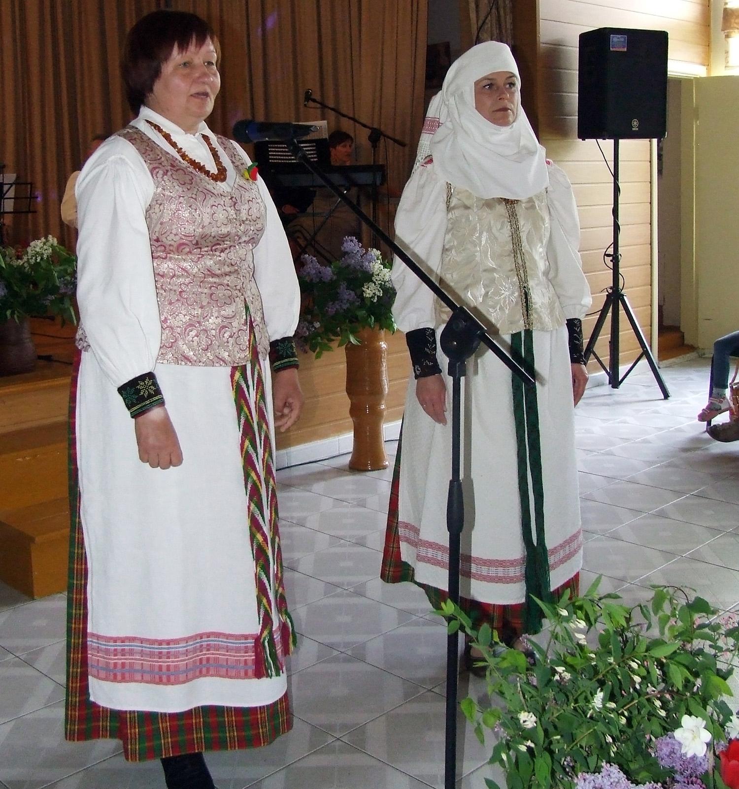 Poezijos šventę skyrėme Lietuvai / Šventėje pristatytas ir tautinis kostiumas.