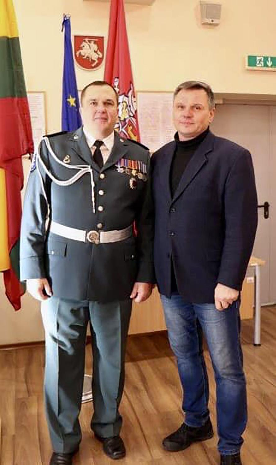 Policijoje dirbo 32-ejus metus / Ukmergės r. policijos komisariato viršininkas Saulius Kazlauskas (dešinėje) padėkojo Sigitui Kalesnykui už tarnybą policijoje