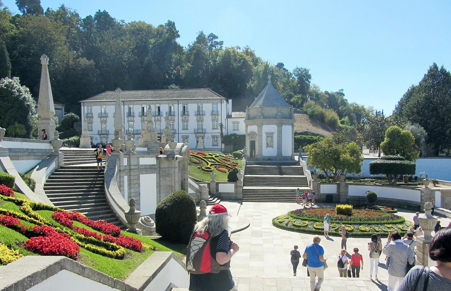 Portugalijos bibliotekos neskaičiuoja lankytojų / Soduose ir gėlynuose skendi Bom Jesus do Monte – Mielaširdingojo Jėzaus ant Golgotos kalno – bažnyčia. Alicijos Matiukienės ir autorės nuotr.