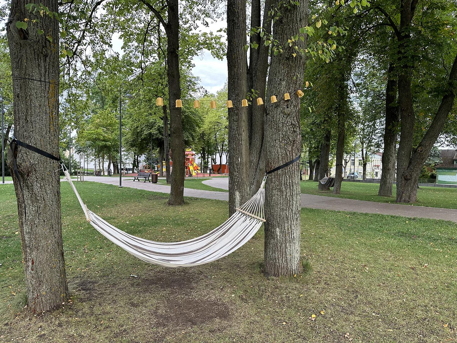 Praeivius kviečia prigulti ant hamakų / Skaistės Vasiliauskaitės-Dančenkovienės nuotr. Miesto parke galima pasisūpuoti hamake.