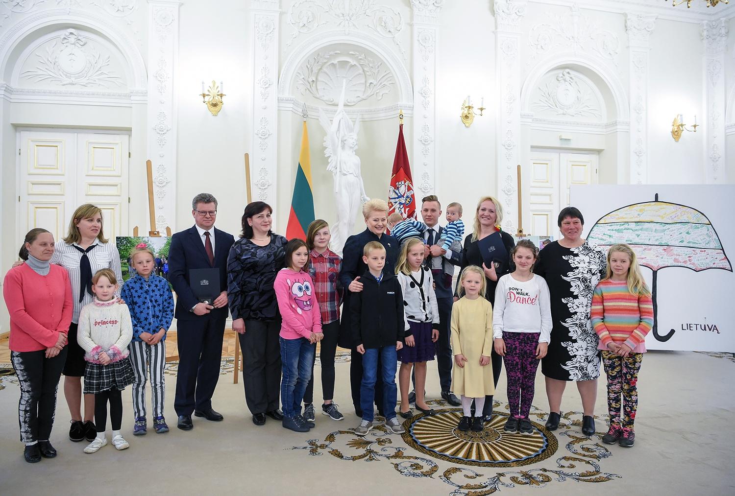 Prezidentūroje apdovanota vaikų dienos centro įkūrėja / Prezidentūroje – svečiai iš Tulpiakiemio. Prezidentės spaudos tarnybos nuotr.
