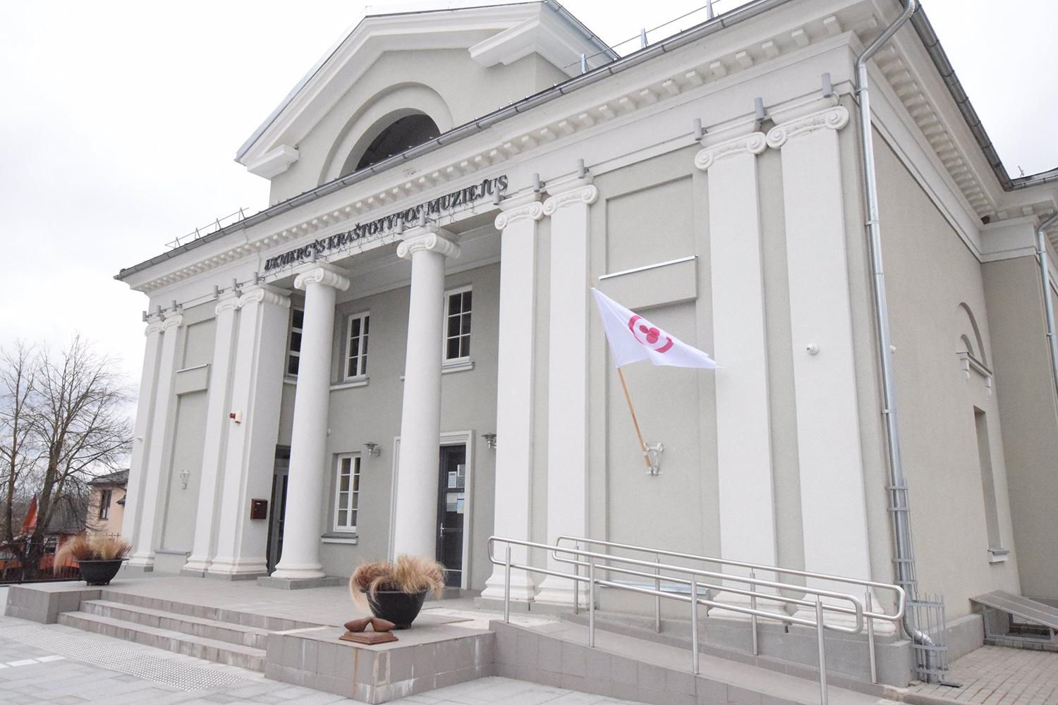 Prie kultūros įstaigų iškeltos Taikos vėliavos / Taikos vėliava prie Ukmergės kraštotyros muziejaus.  Dainiaus Vyto nuotr.