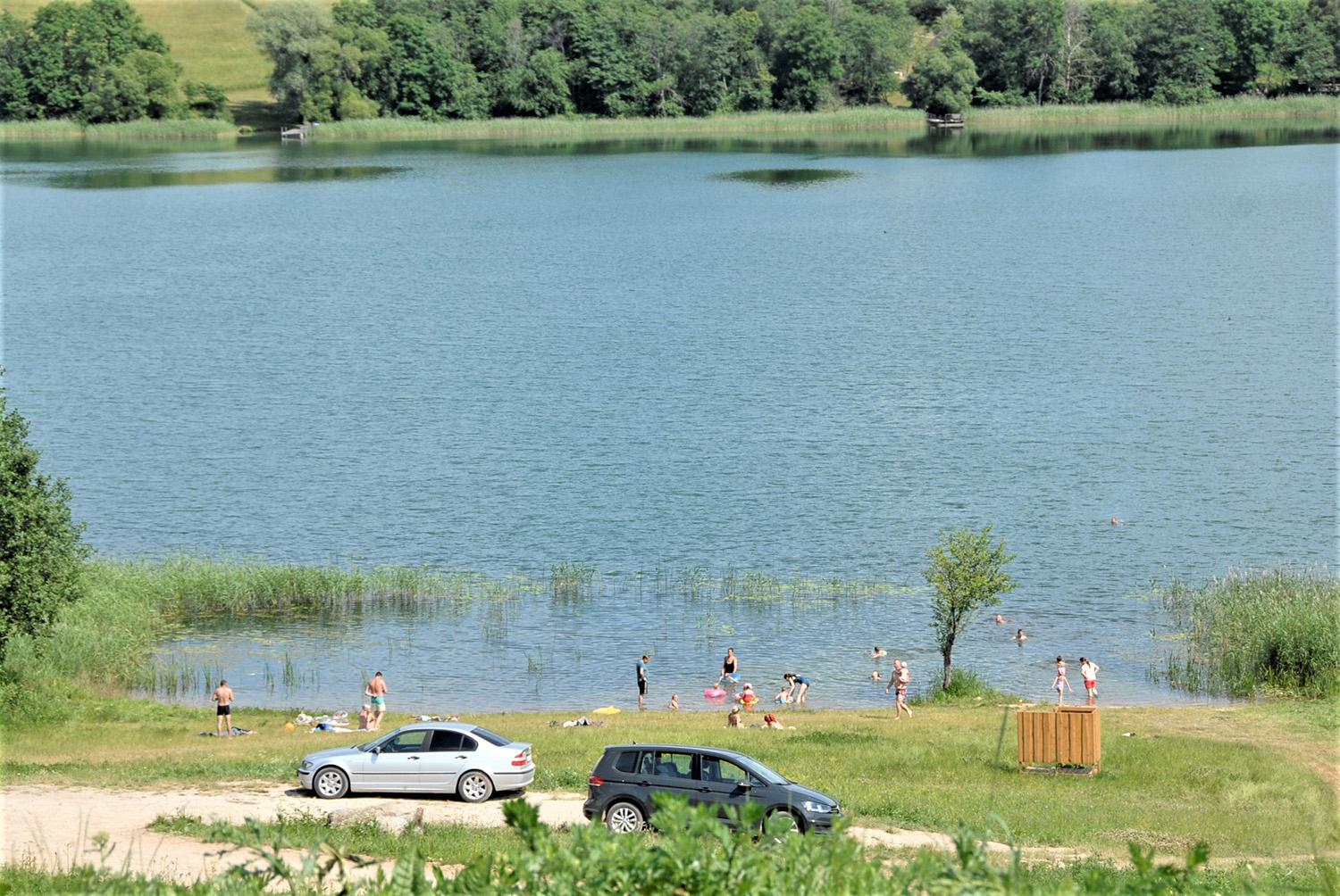 Prie vandens telkinių – pagal patvirtintas taisykles / Naujausia ukmergiškių maudynėms skirta vieta – prie Žirnajų ežero.  Gedimino Nemunaičio nuotr.