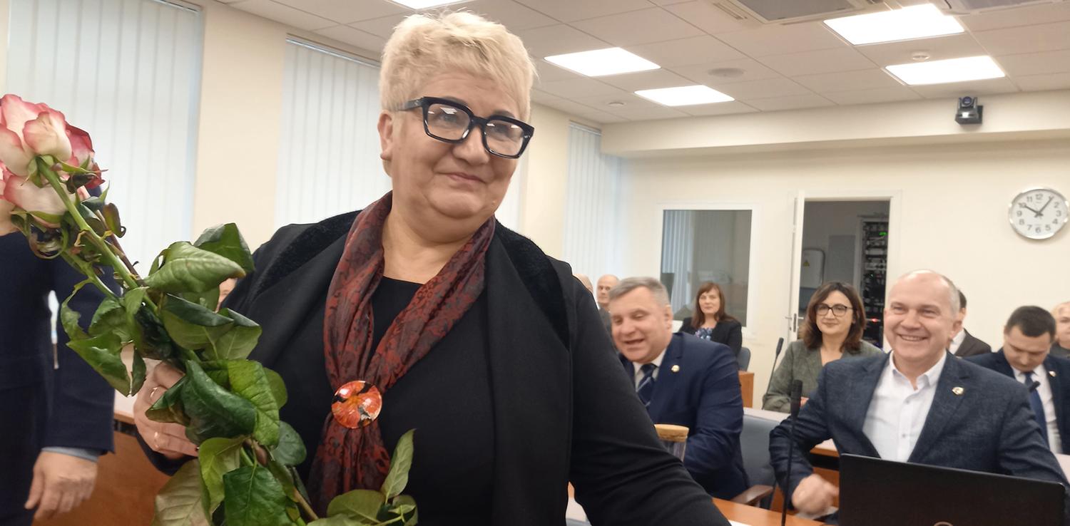 Priesaiką davė nauja savivaldybės tarybos narė / Vilmos Nemunaitienės nuotr. Savivaldybės taryboje darbą pradėjo Darbo partijos atstovė Angelė Jokubynienė.