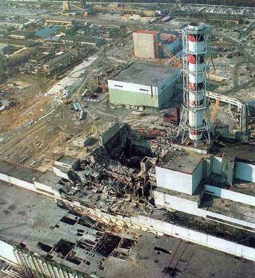 Prisimenant Černobylio atominės elektrinės avariją / Radiacinės saugos centro inf. Nuotrauka. Sunaikintas ketvirtasis Černobylio AE energetinis blokas (www.wordpress.com)