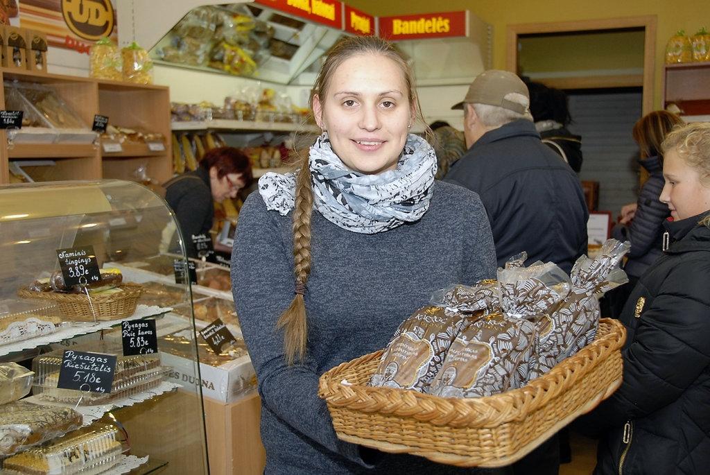 Pristato naują gaminį – tamsią duoną „Vilkmergė“ / Vadybininkė Gerda Zarankauskienė pristato naują „Ukmergės duonos“ gaminį – tamsią duona „Vilkmergė“.