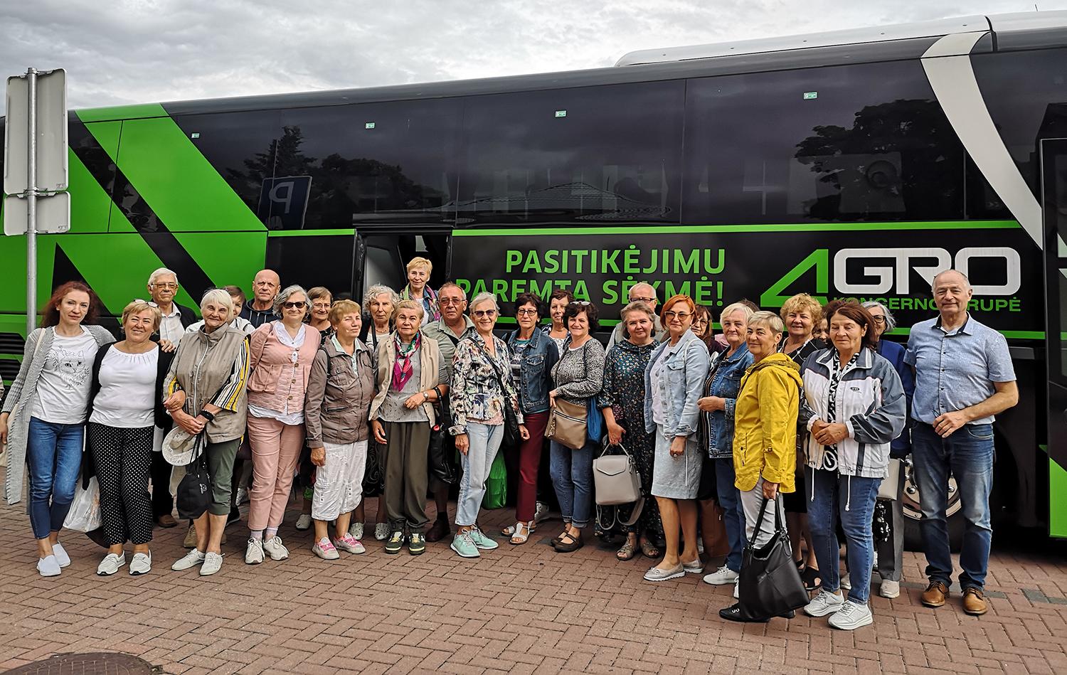 „Pušelės“ sodininkai – Naisiuose / Už puikią ekskursiją į Naisius sodininkai dėkingi Seimo nariui Juozui Varžgaliui.