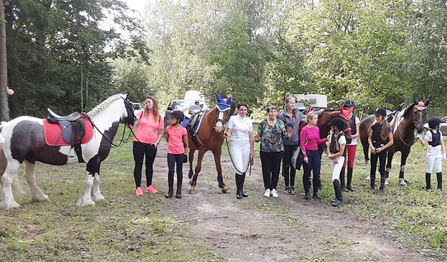Radiškyje – kaimo bendruomenės šventė / Įdomiausios akimirkos – trenerės Eglės Giedraitytės treniruojamų žirgų pasirodymas.