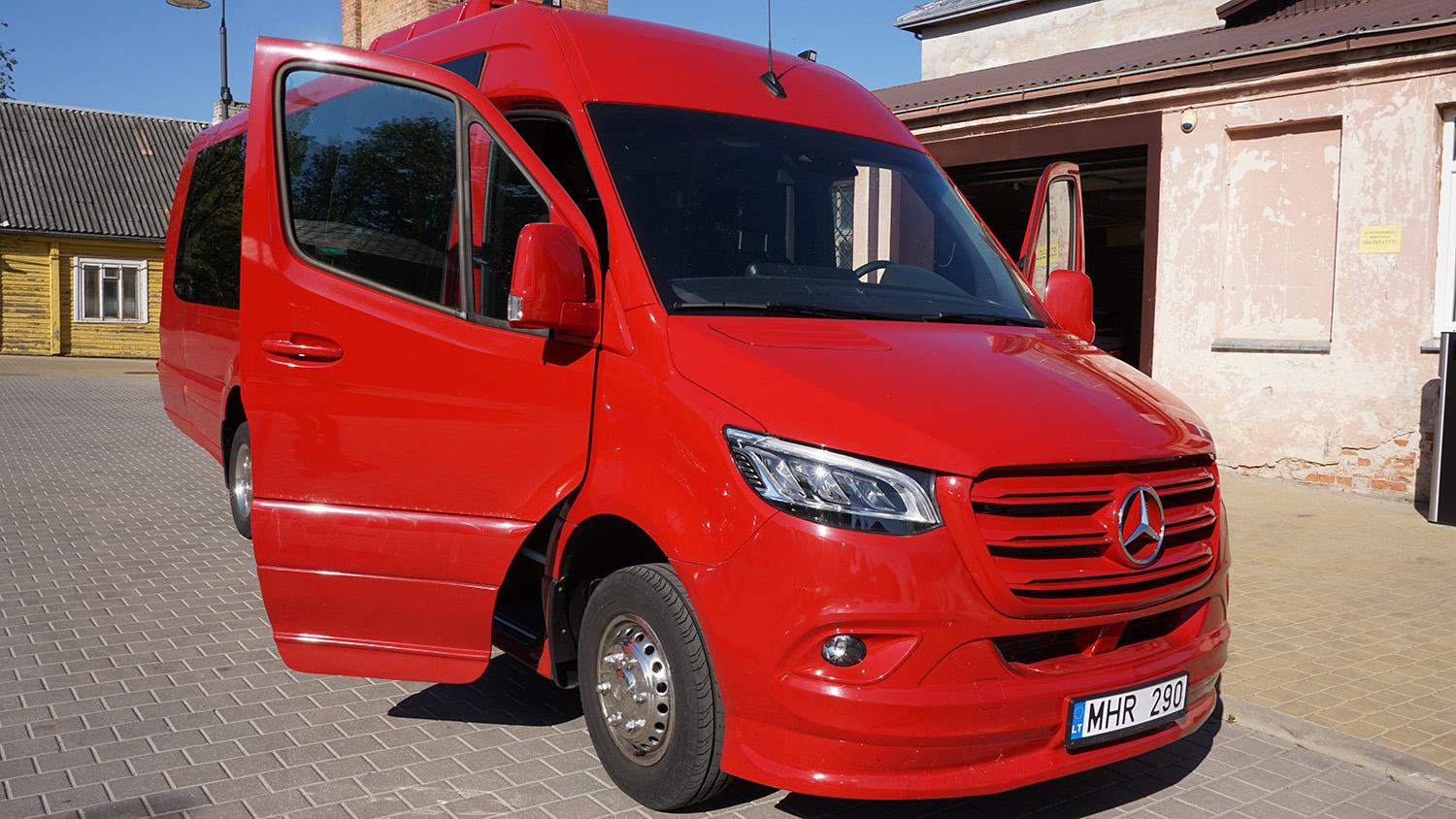 Raudonas autobusas jau atkeliavo į Ukmergę / Daivos Zimblienės nuotr. Rudenį į Ukmergės miesto ir rajono gatves išriedės ryškus Ukmergės Senamiesčio progimnazijos autobusas.