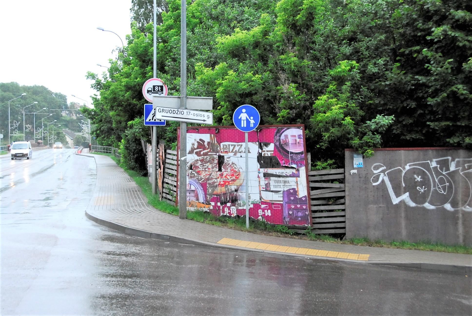 Reklama ant tvorų miesto nepuošia / Gedimino Nemunaičio nuotr.