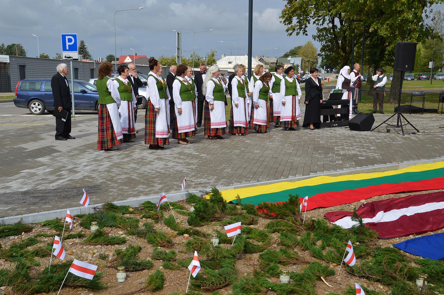 Rugpjūčio 23-iąją prisiminta ir kovojanti Baltarusija / Minėjimą baigė instrumentinio folkloro grupė „Ratilai“ iš Vilniaus.