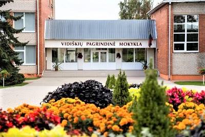 Šalia respublikos gimnazijų – Vidiškių pagrindinė mokykla /