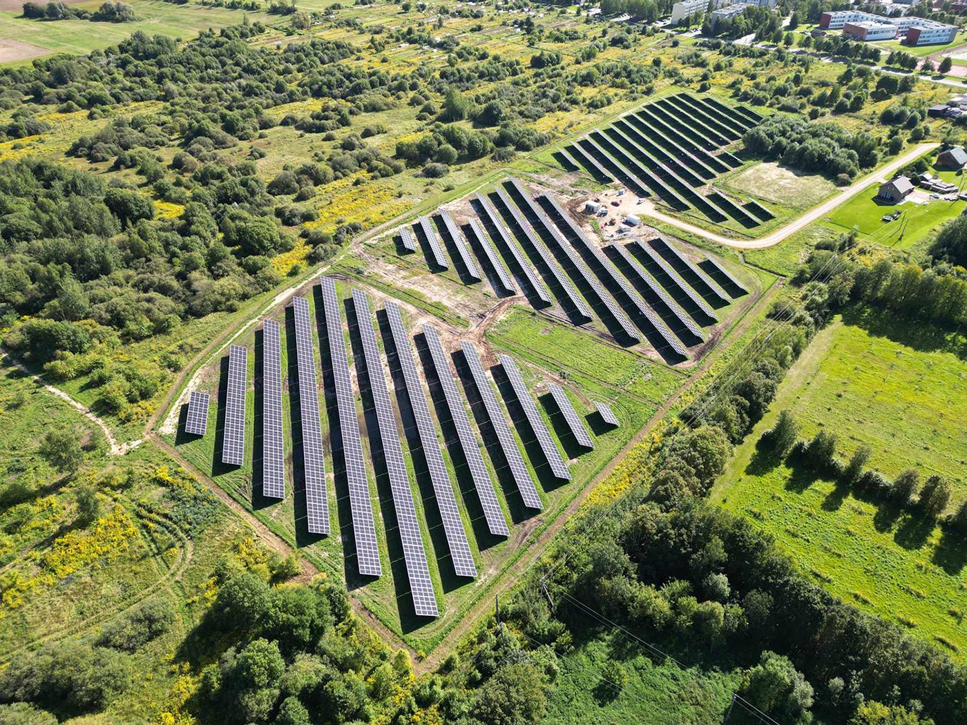 Saulės elektrinių parko projektas pasiekė baigiamuosius etapus / UAB „Ignitis“ nuotr. Naujasis saulės elektrinių parkas.
