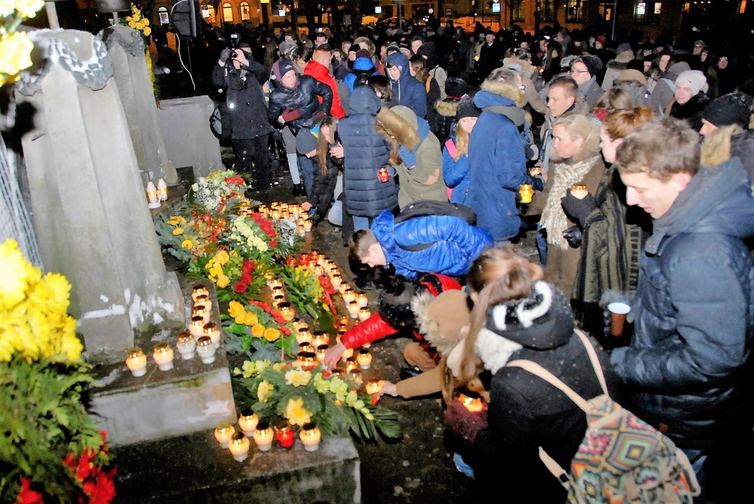Sausio 13-osios įvykių laikas neužgožia / Gedimino Nemunaičio nuotr. Minėjimo dalyviai paminklą papuošė gėlėmis ir žvakelėmis.