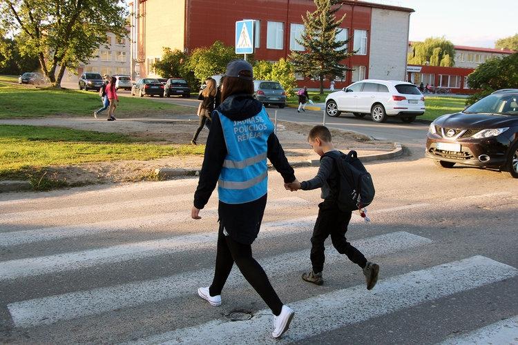 Savanoriai skatino būti atidžius / Jaunieji policijos rėmėjai padėjo vaikams pereiti gatvę