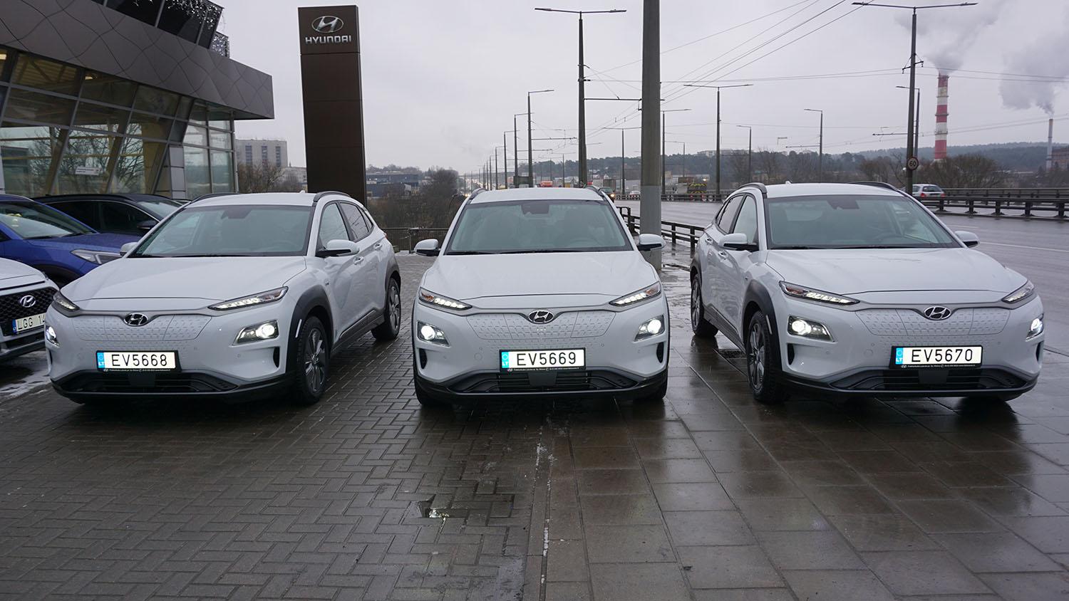 Savivaldybė įsigijo tris elektromobilius / Savivaldybės pirkinys – nauji elektromobiliai.