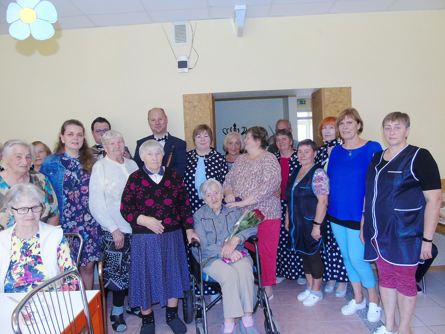 Senelių namų gyventoja atšventė 103-ejų metų sukaktį / Sukaktuvininkė sveikintojų būryje.