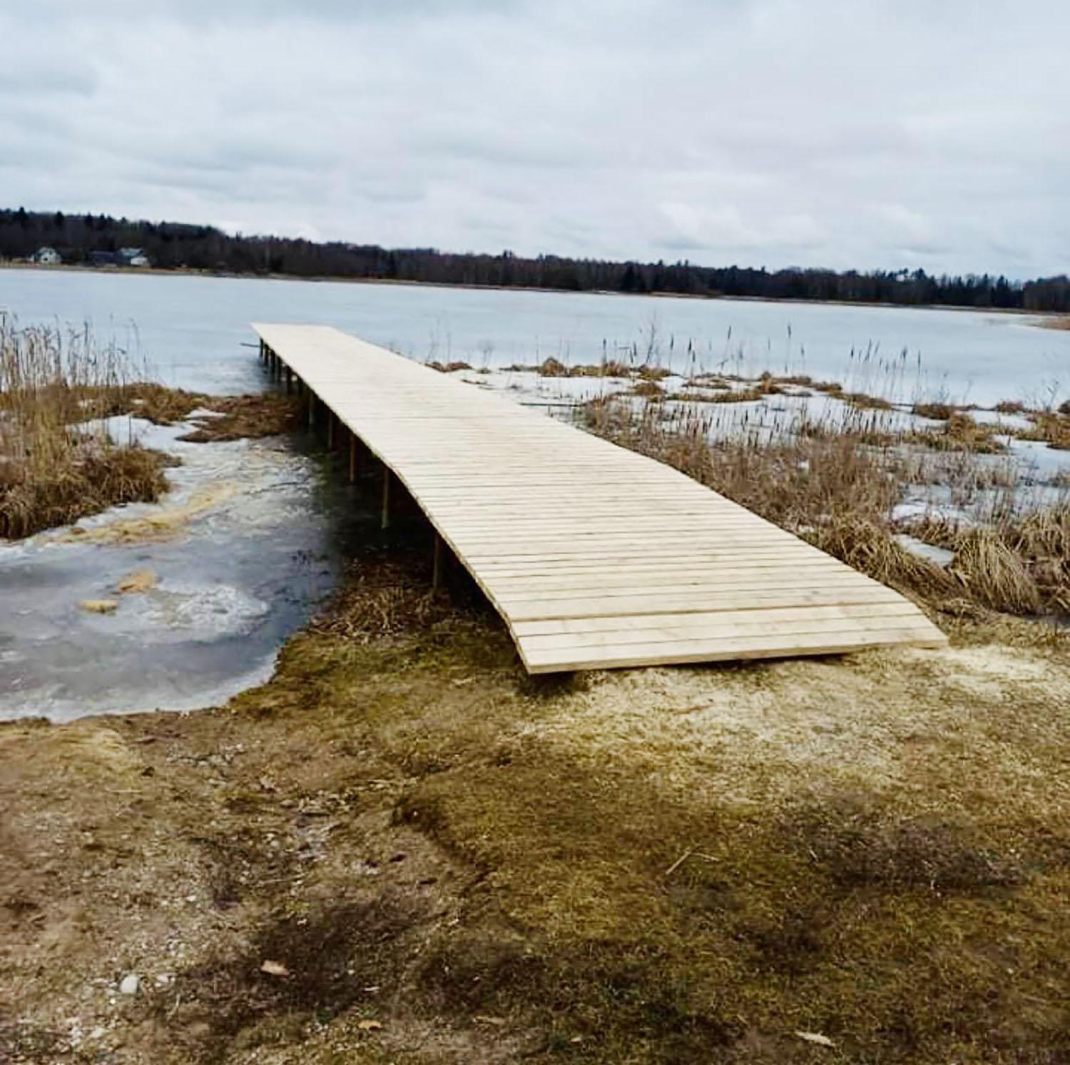 Šešuolių ežero lankytojams – naujas lieptas / Į ežerą veda naujas lieptas.