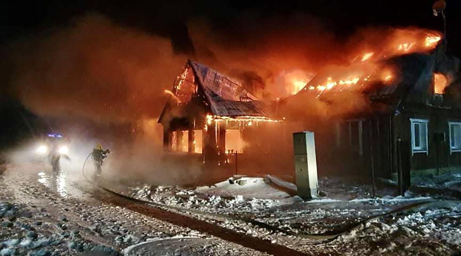 Šešuolių seniūnijoje sudegė šeimos namai / Ukmergės PGT nuotr. Atvykus ugniagesiams