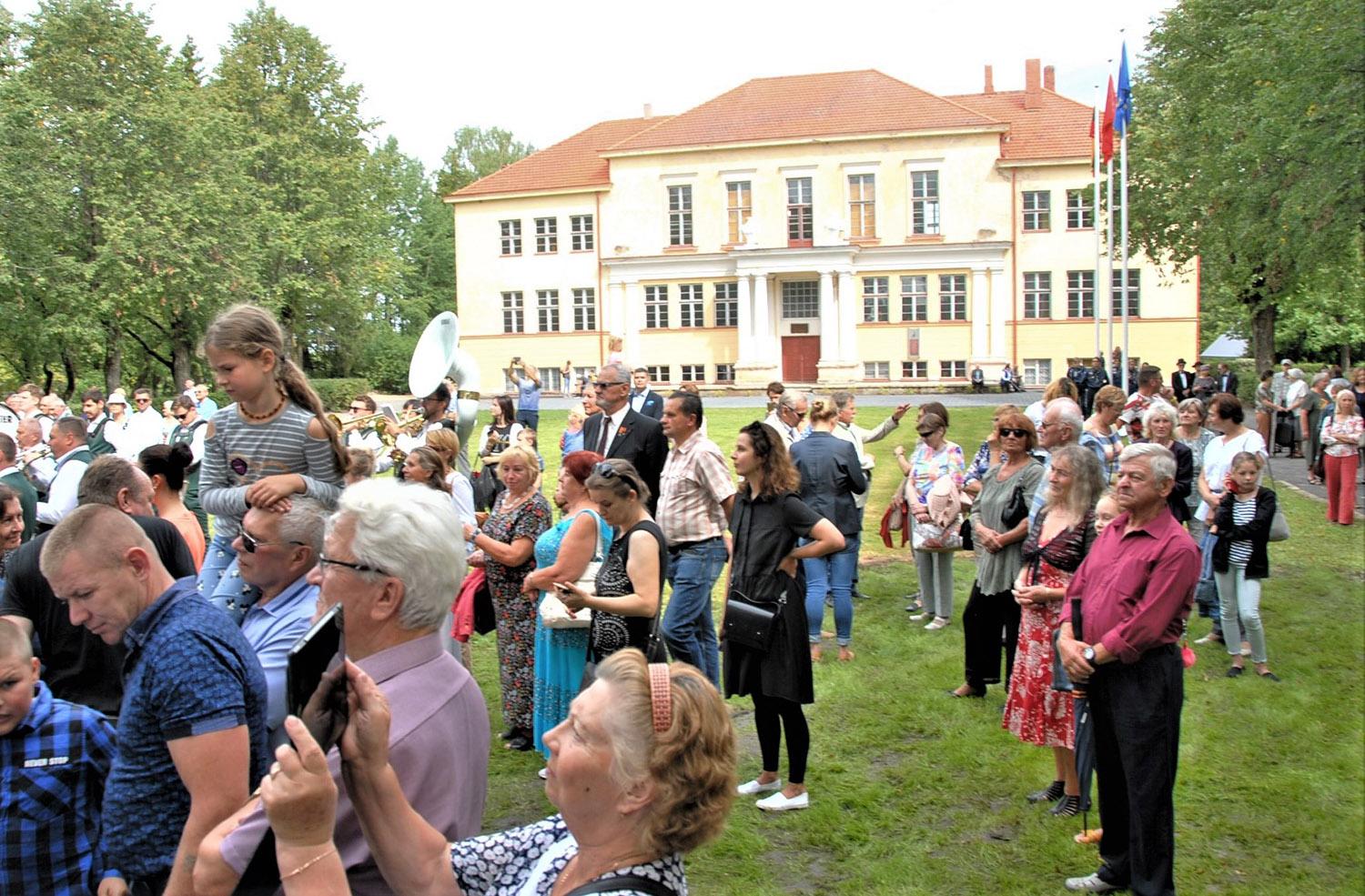 Sieks paramos istorinio pastato remontui / Gedimino Nemunaičio nuotr. Gausus žmonių būrys prie Užugirio pradžios mokyklos buvo susirinkęs 2019 metais