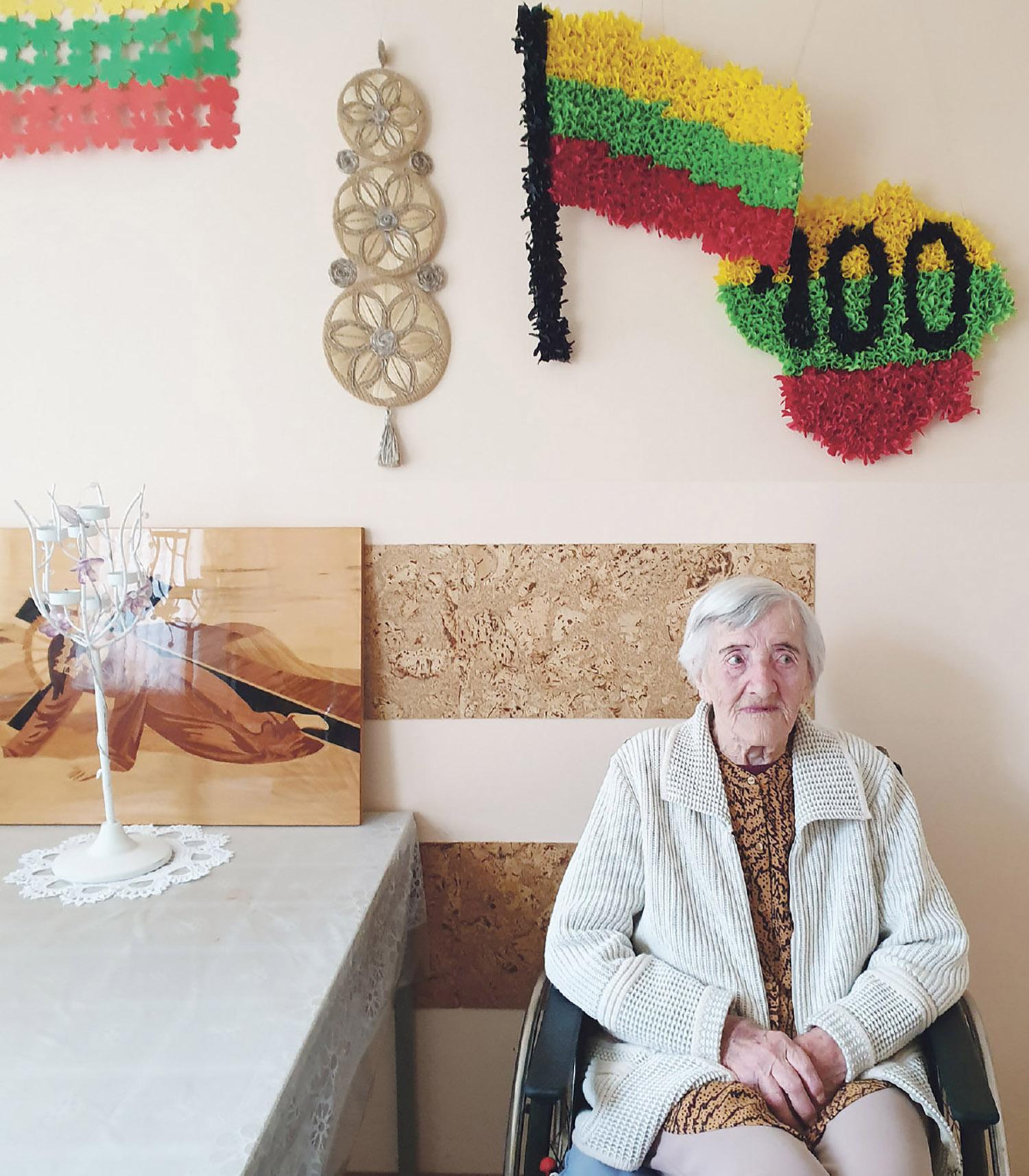 Šimtametė Jadvyga vis dar įveria siūlą į adatą / Jadvyga Lisauskienė džiaugiasi savo neeiliniu gimtadieniu.  Autorės nuotr.