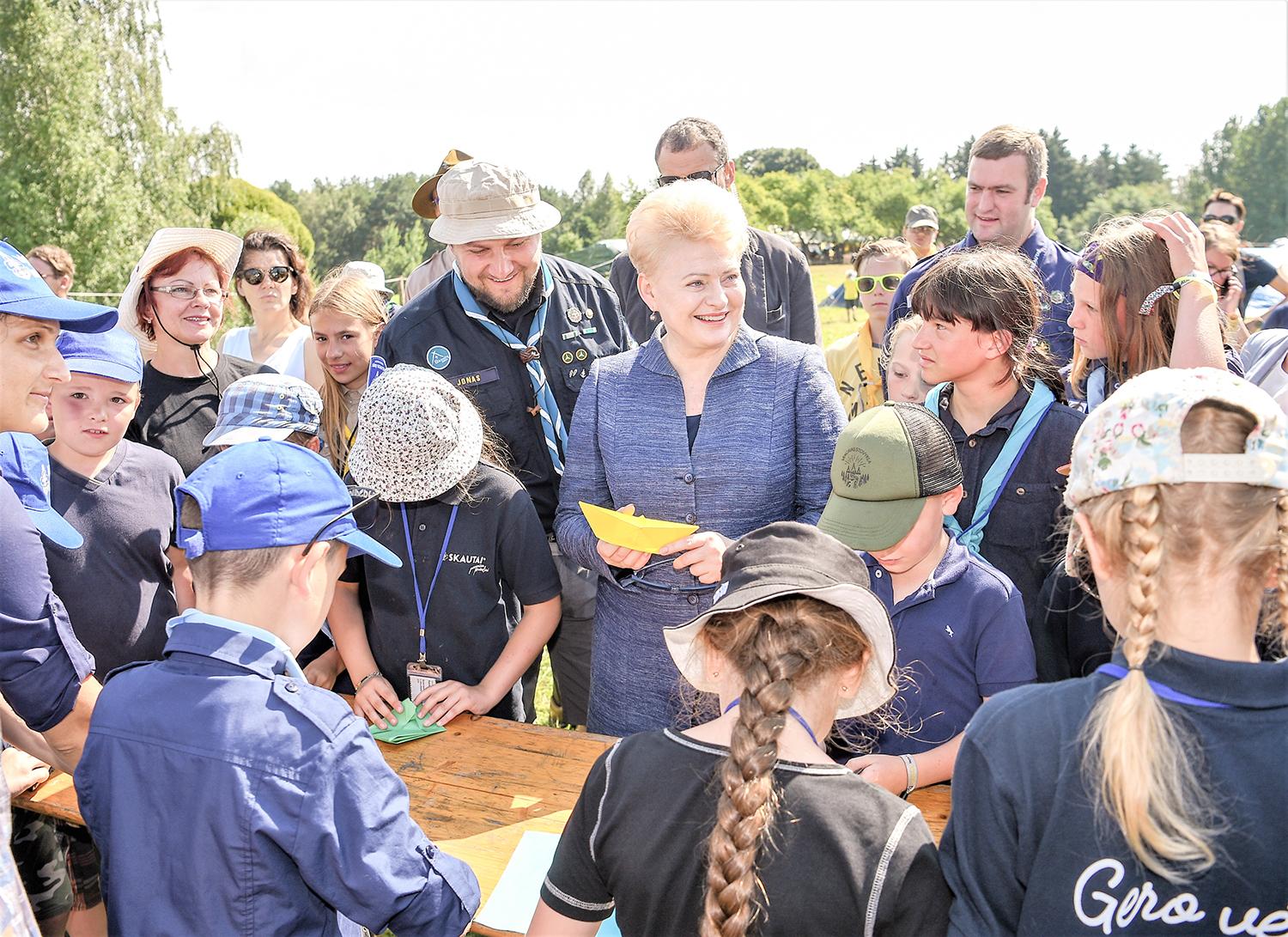 Skautus aplankė ir Lietuvos prezidentė / Prezidentė D. Grybauskaitė aplankė skautų stovyklą ir bendravo su stovyklautojais. Roberto Dačkaus nuotr.