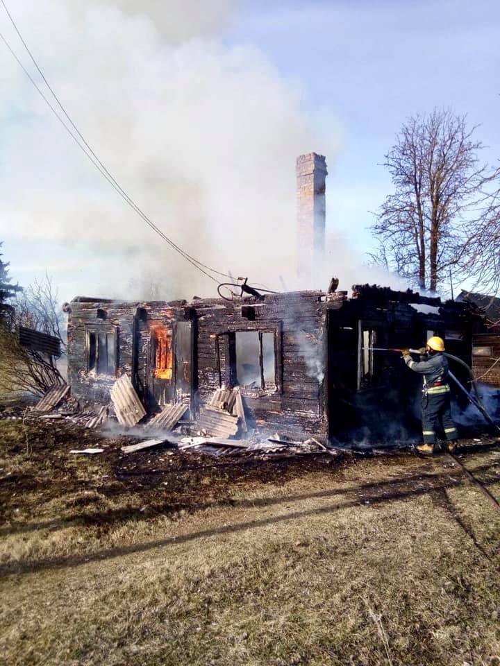 Smarkiai apdegęs žmogus neišgyveno / Ukmergės PGT nuotr. Liepsnos Gružų kaime pasiglemžė namą