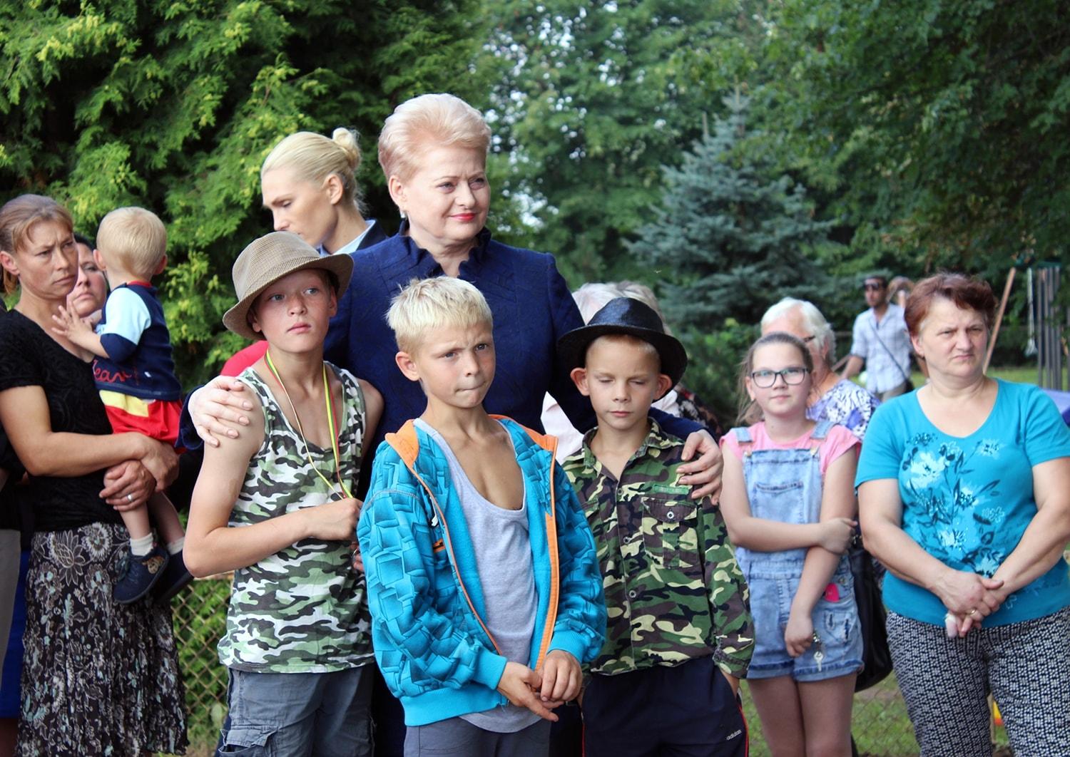 Socialines problemas aptarė su šalies Prezidente / Prezidentė Dalia Grybauskaitė bendravo ir su mažaisiais Tulpiakiemio gyventojais.