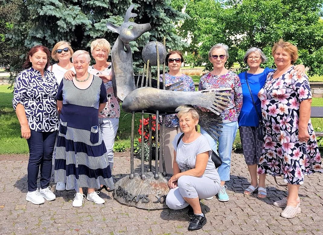 Sodininkai aplankė Utenos ir Zarasų kraštą / Grupė keliautojų prie Zarasų simbolio Elniažuvės skulptūros.