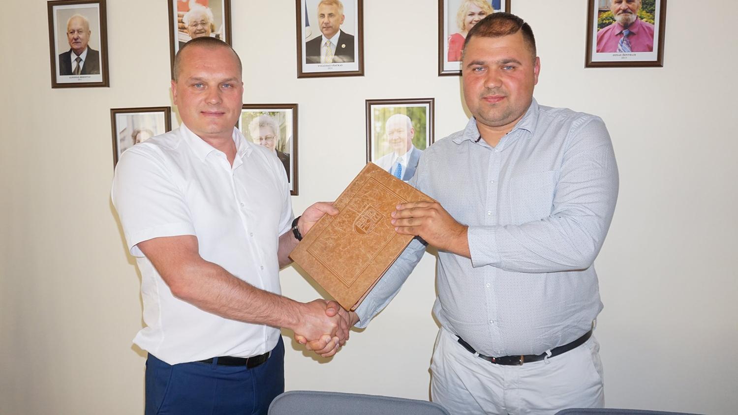 Startuos darbai buvusiame kariniame miestelyje / Rangos darbų pirkimo sutartį pasirašė savivaldybės administracijos direktorius Darius Varnas ir UAB „Doresta“ direktorius Donatas Masiokas.