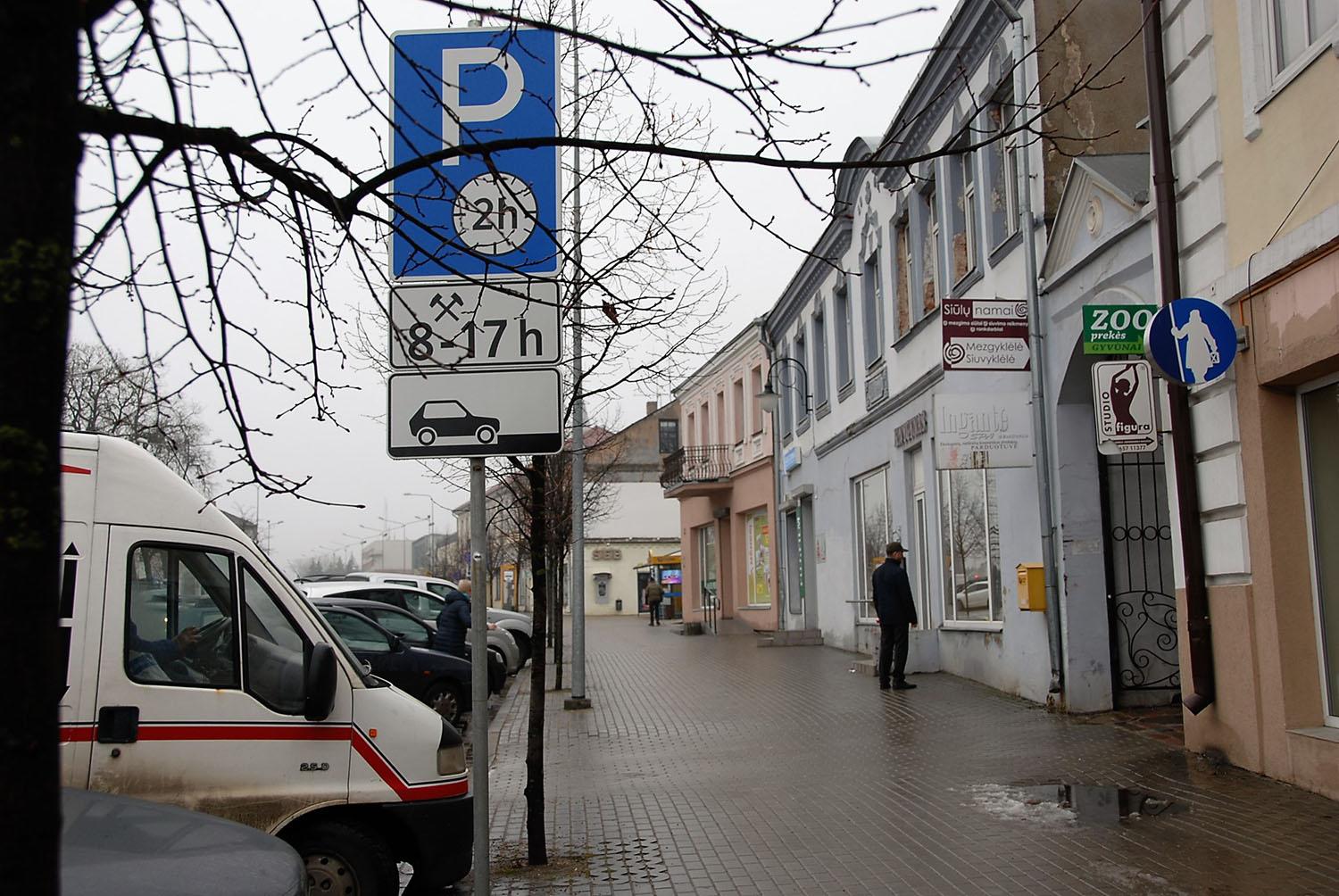 Stovėjimą miesto centre ketinama apmokestinti / Gedimino Nemunaičio nuotr. Planuojama apmokestinti automobilių stovėjimą senamiestyje.
