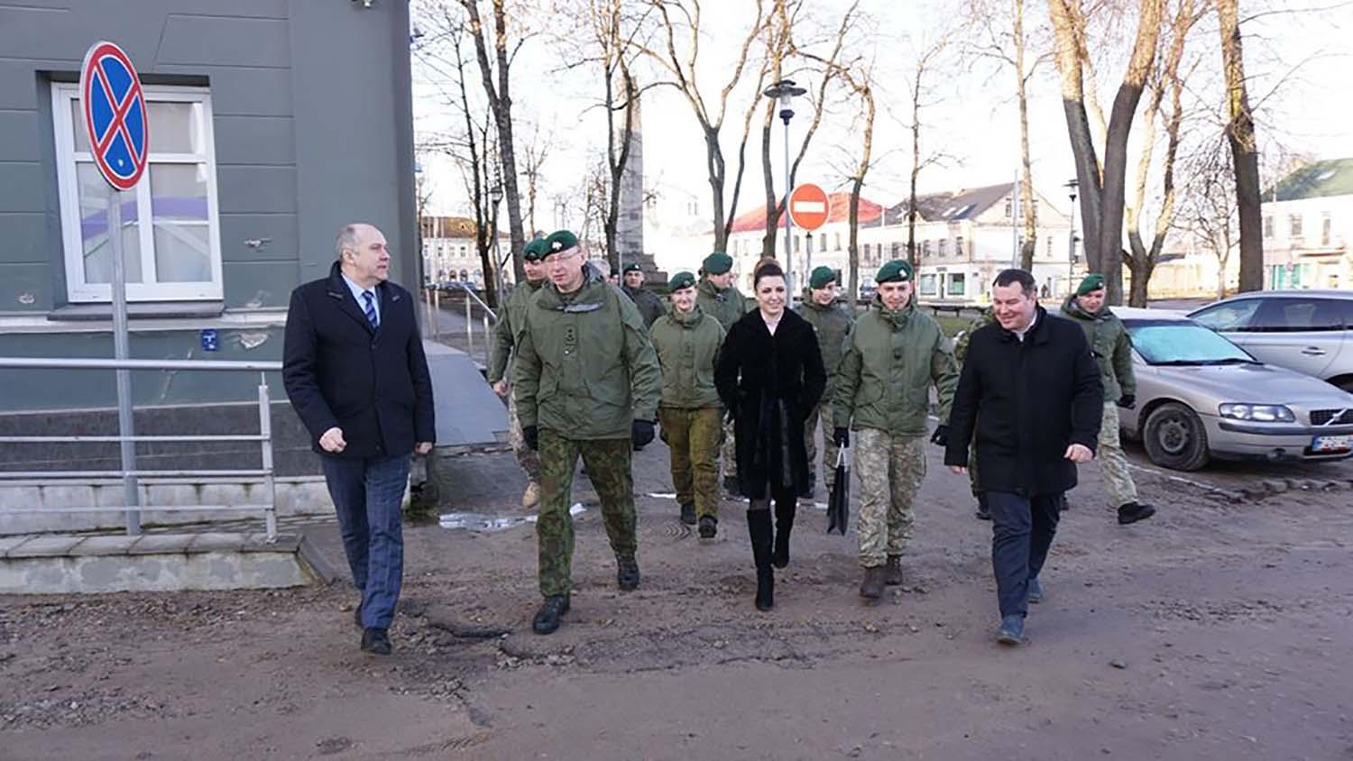 Su kariškiais kalbėta apie buvusį Ukmergės batalioną / Svečius pasitiko Ukmergės rajono savivaldybės meras Rolandas Janickas ir mero pavaduotoja Agnė Balčiūnienė.