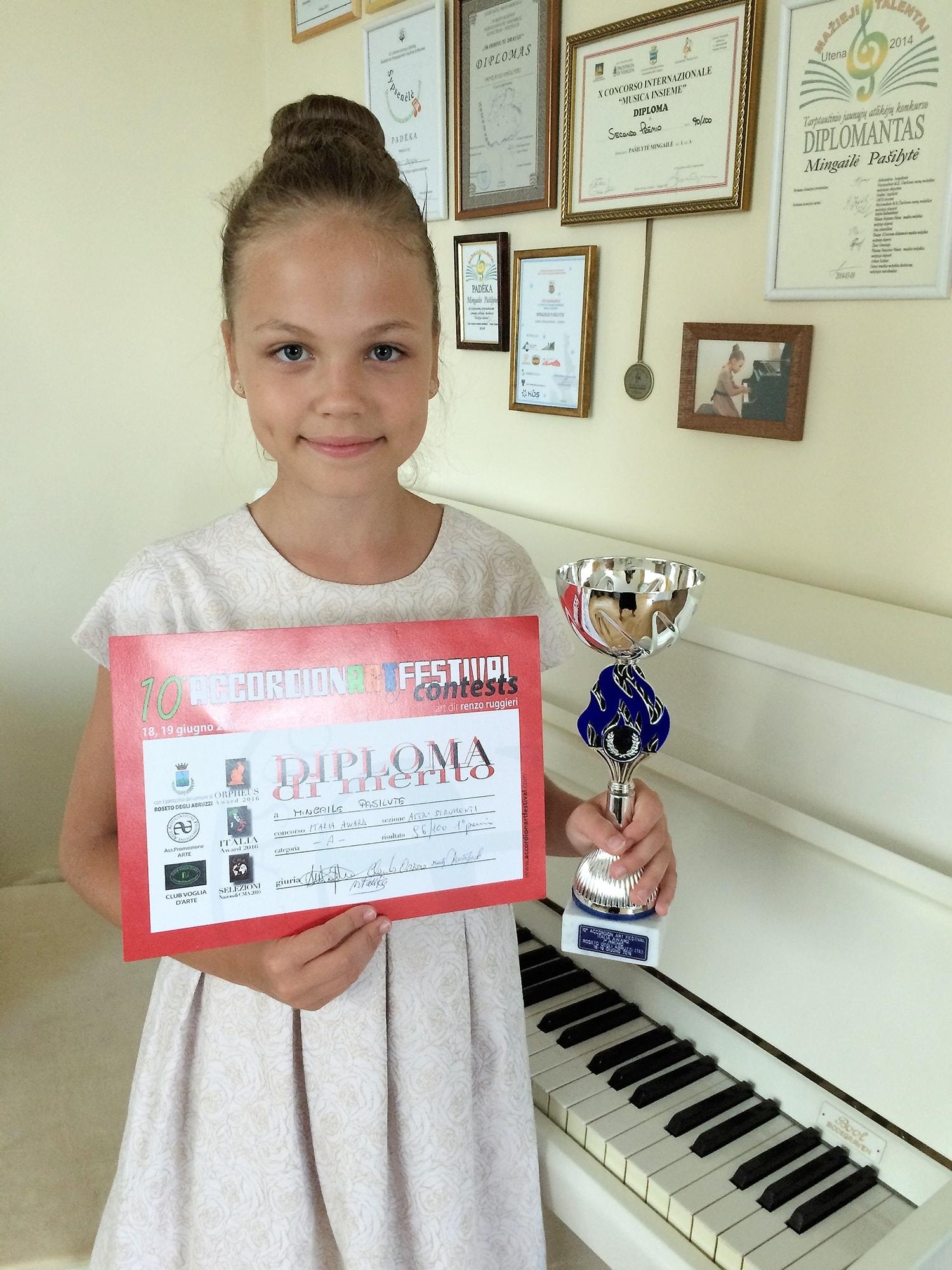 Sugrįžo su laimėjimais / Viena iš konkurso pirmos vietos laimėtojų – jaunoji pianistė Mingailė Pašilytė (mokytoja Rūta Driukienė). Asmeninio archyvo nuotr.