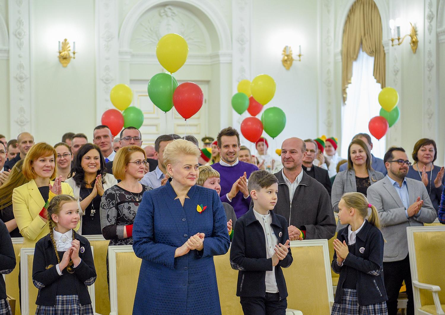 Sumaniausios idėjos – ir iš Ukmergės rajono / Prezidentė Dalia Grybauskaitė apdovanojo sumaniausius akcijos „Vasario 16-ąją švęsk linksmai ir išradingai“ idėjų iniciatorius. Prezidento kanceliarijos nuotr./Robertas Dačkus