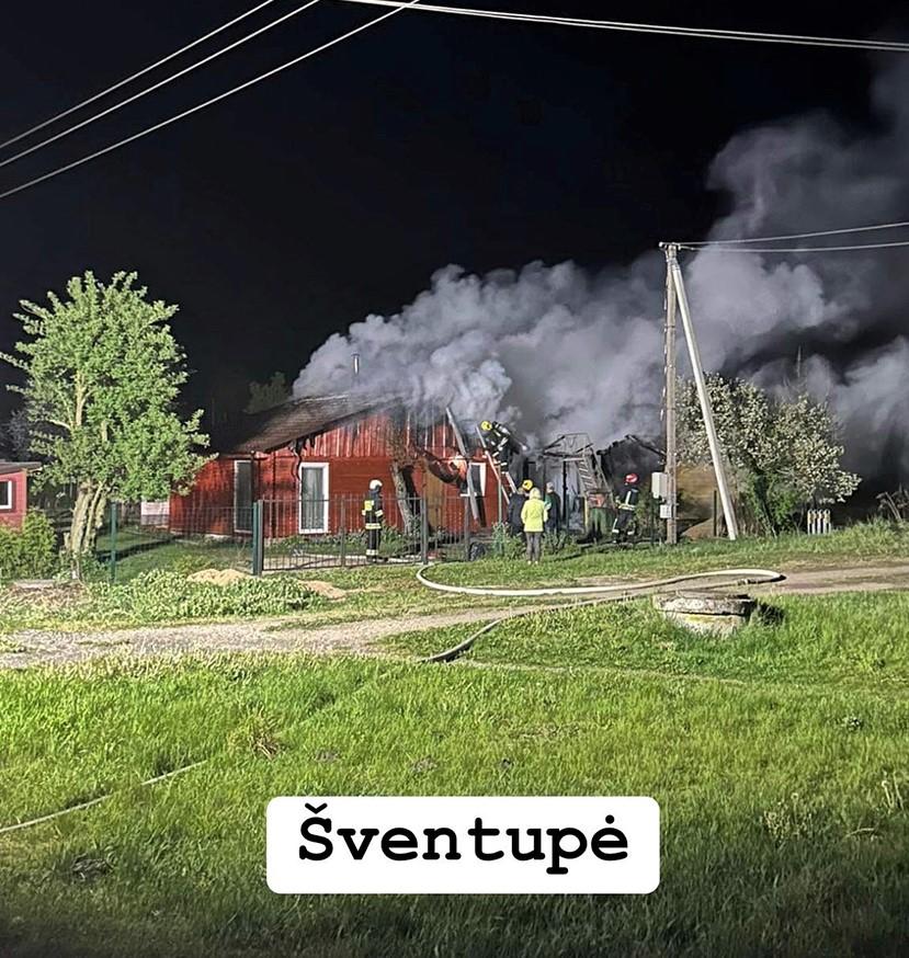 Šventupėje degė trys pastatai – įtariamas padegimas / Ukmergės PGT nuotr. Gaisras Šventupės kaime.