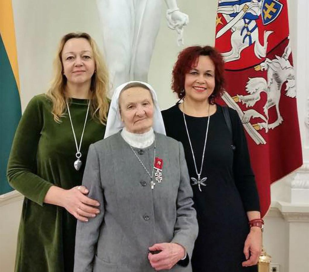 Tarp garbių apdovanotųjų – mūsų kraštietė / Vasario 16-ąją apdovanota vienuolė Monika Gavėnaitė su dukterėčiomis Rasa (dešinėje) ir Dalia Prezidentūroje.