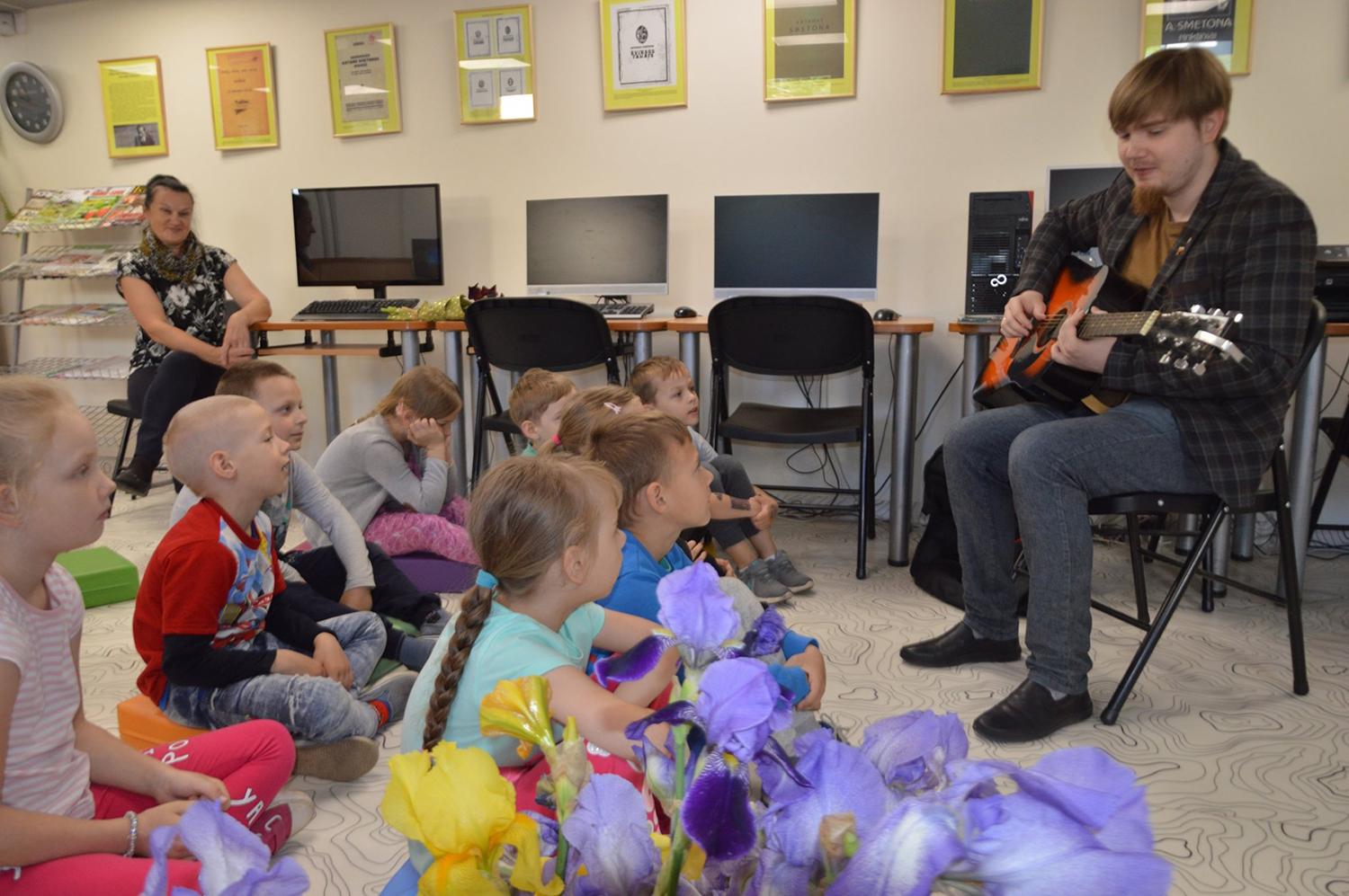 Tėčiai skaitė vaikams / Susitikimo su mažaisiais svečias Vainius Bakas grojo gitara ir atliko savo kūrybos dainų. Kristinos Darulienės nuotr.