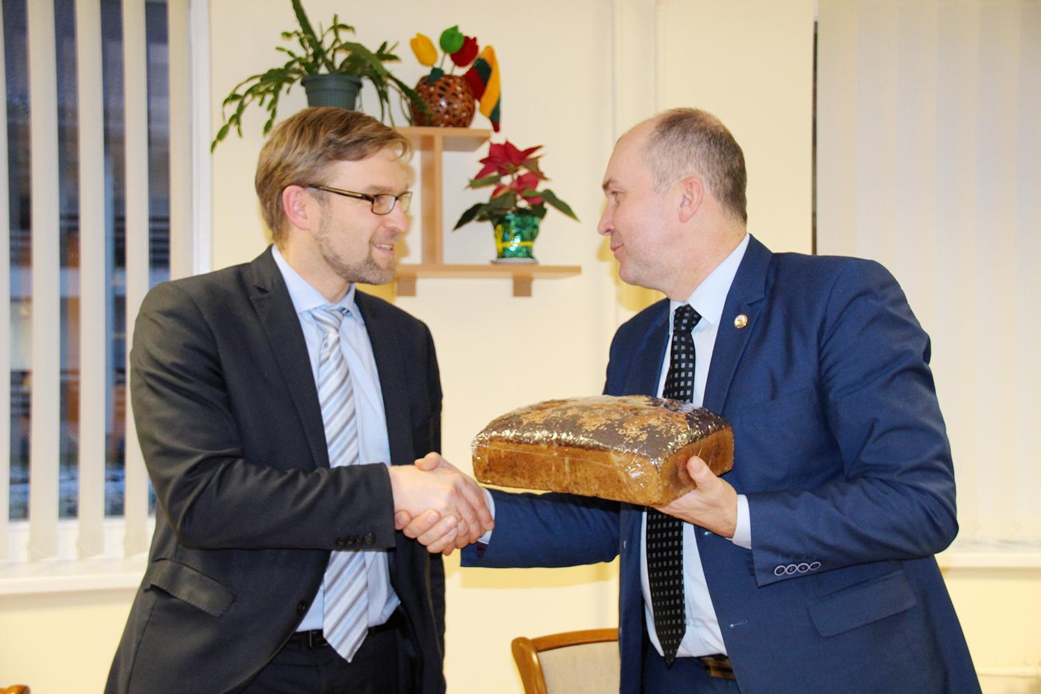Teigiamai įvertinta rajono socialinių paslaugų plėtra / Rajono meras R. Janickas ministrui L. Kukuraičiui įteikė mūsų krašto duonelę.